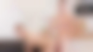 Il veut la queue de son coloc'!