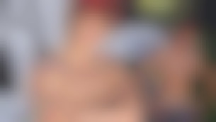 Jeune homme limé en forêt