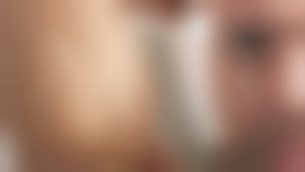 Beau brun ténébreux baisé