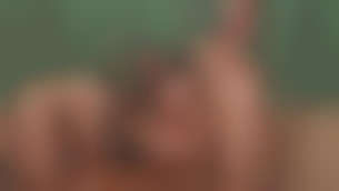 2 mecs sont rejoints par une femme