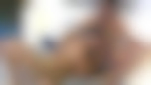 Deux mecs matent du porno